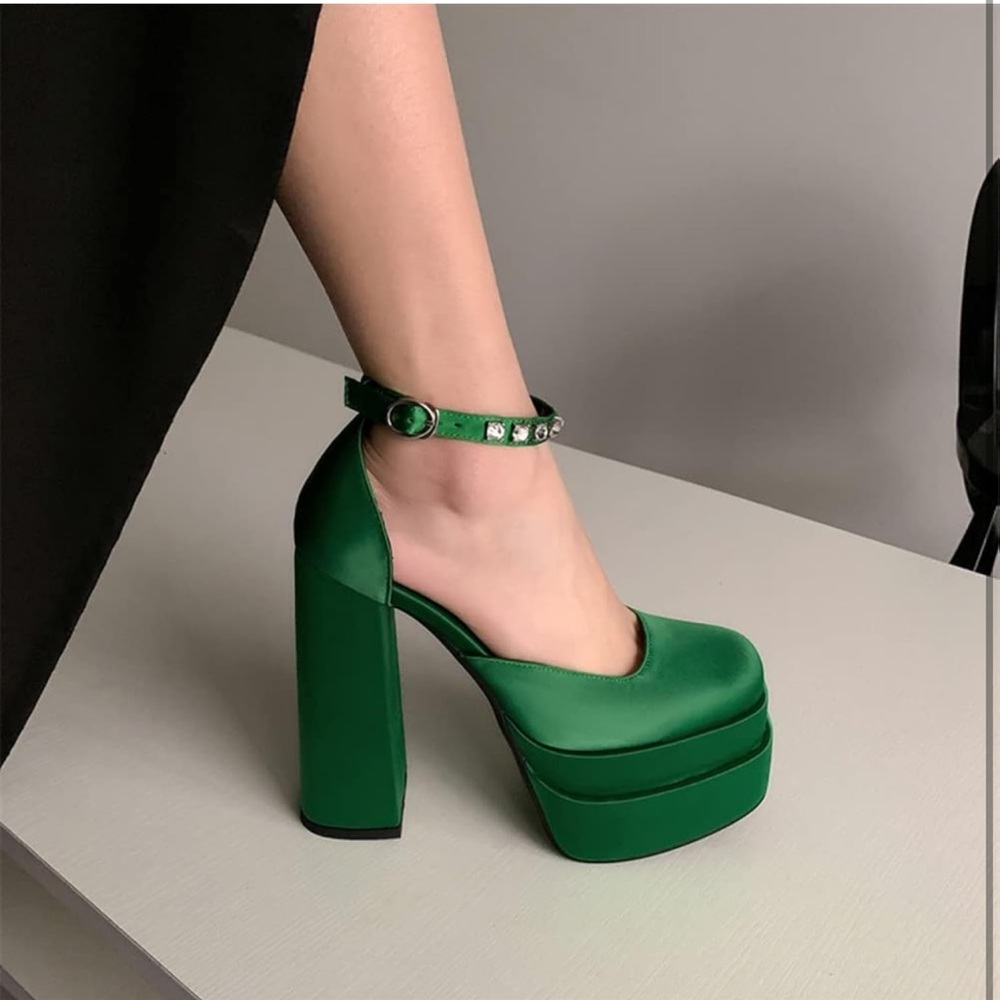 New, never been worn satin green platform heels. Very beautiful green color - Picture 5 of 7